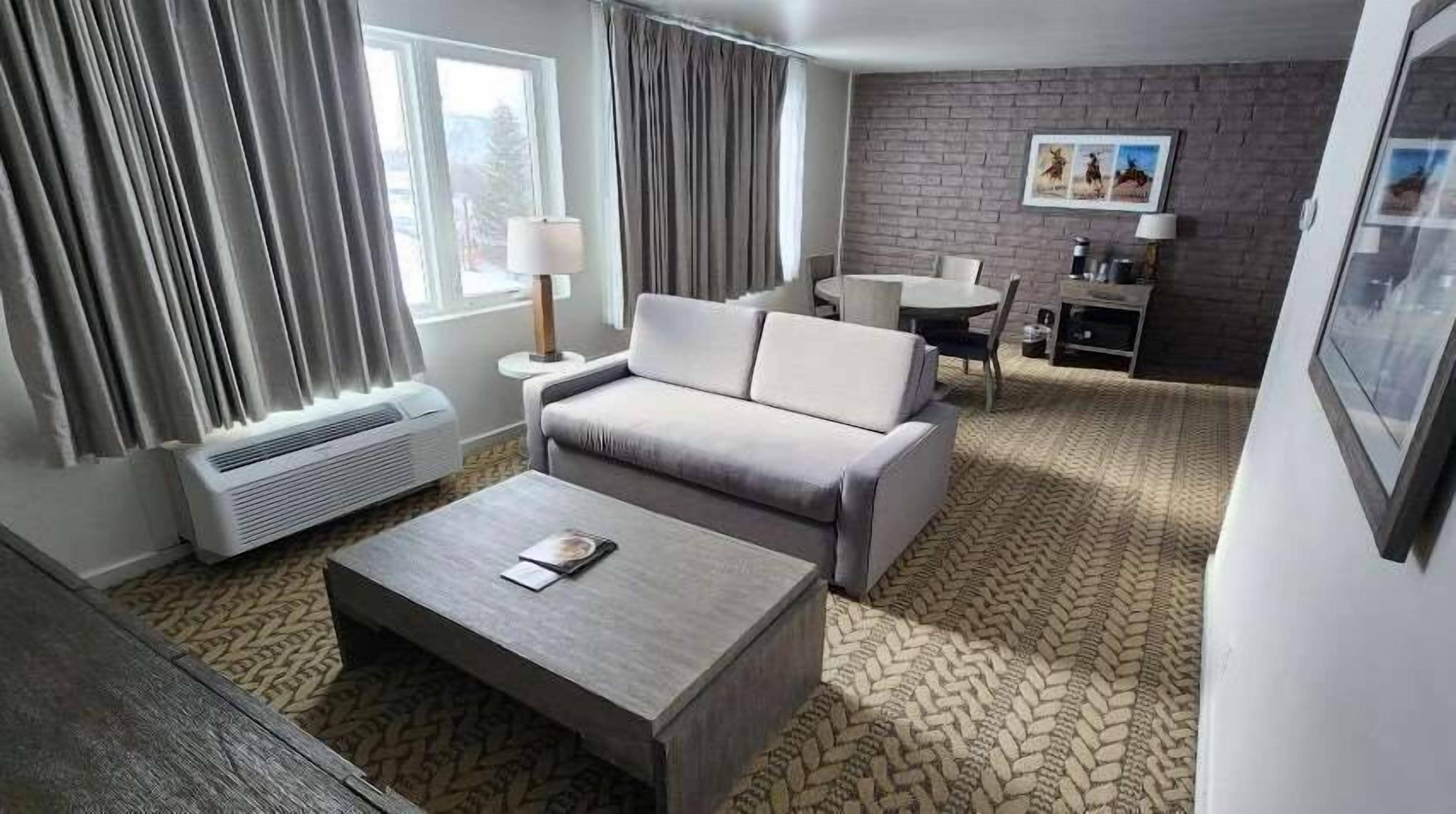 Suíte, 1 cama King | Roupas de cama premium, cofres nos quartos, escrivaninha