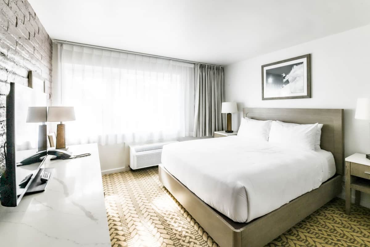 Premium bedding, in-room safe, desk, laptop workspace