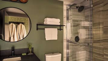Articles de toilette gratuits, sèche-cheveux, peignoirs