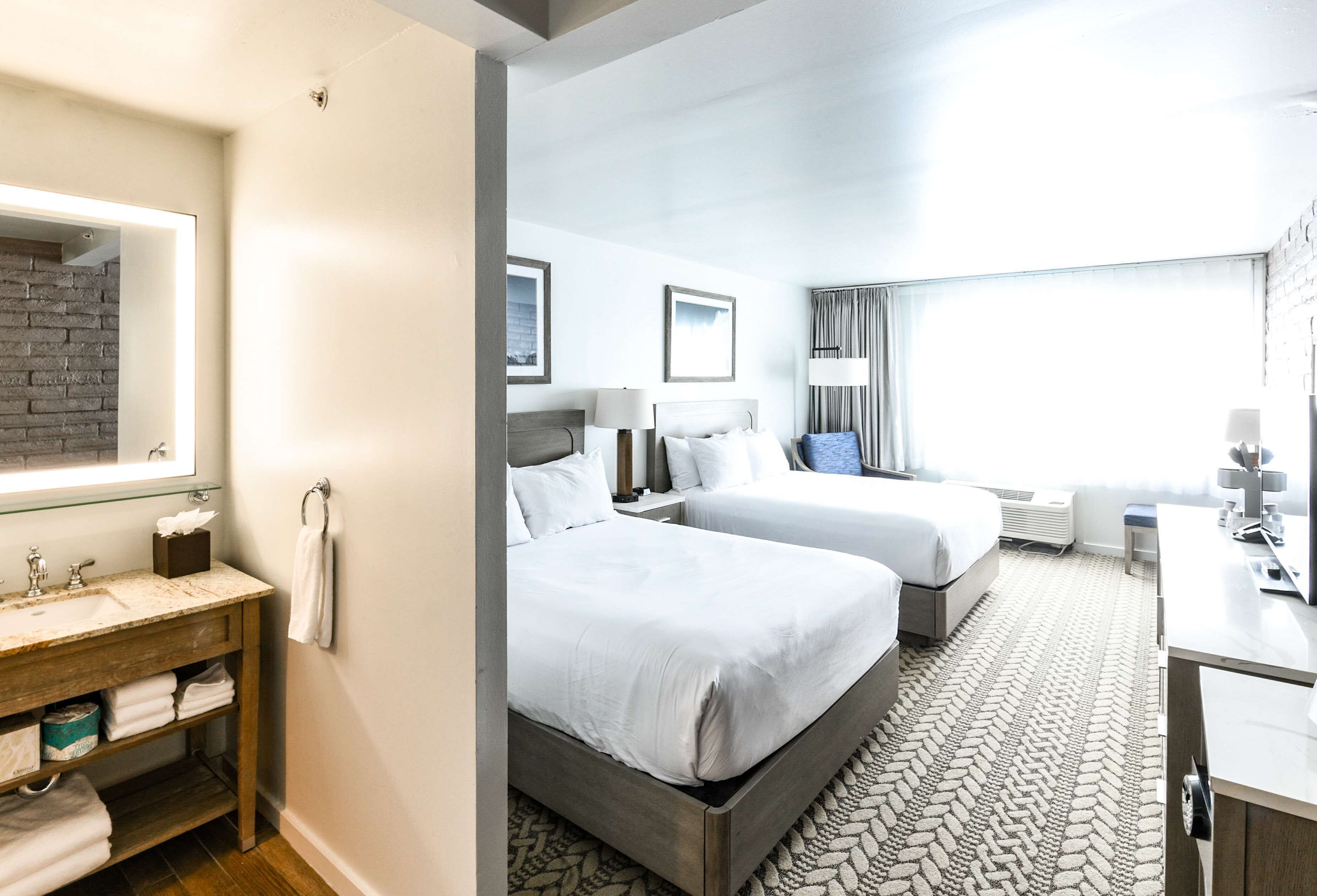 Roupas de cama premium, cofres nos quartos, escrivaninha