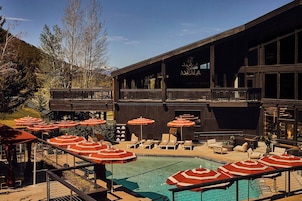 Piscina externa, barracas, espreguiçadeiras