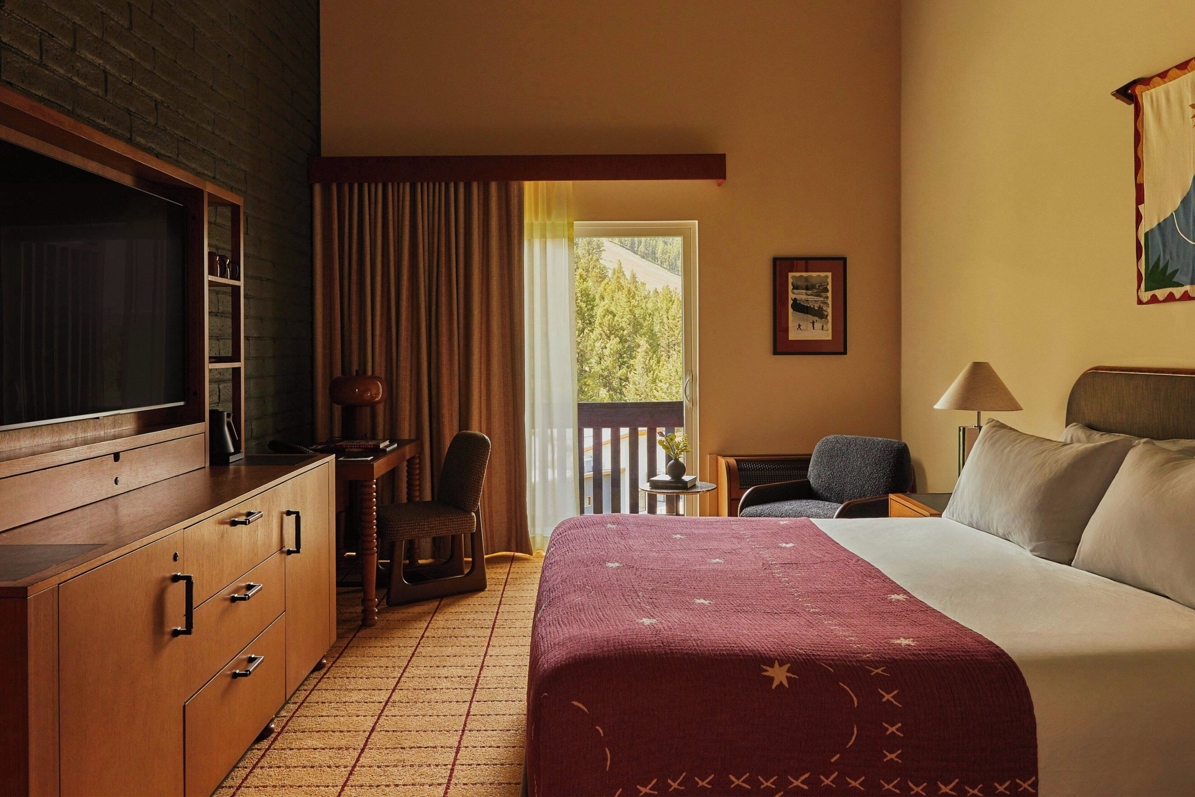 Suite, 1 kingsize bed | Luxe beddengoed, een kluis op de kamer, een bureau, een laptopwerkplek