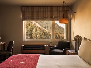 Premium bedding, in-room safe, desk, laptop workspace - Trailborn Jackson Hole (Jackson)