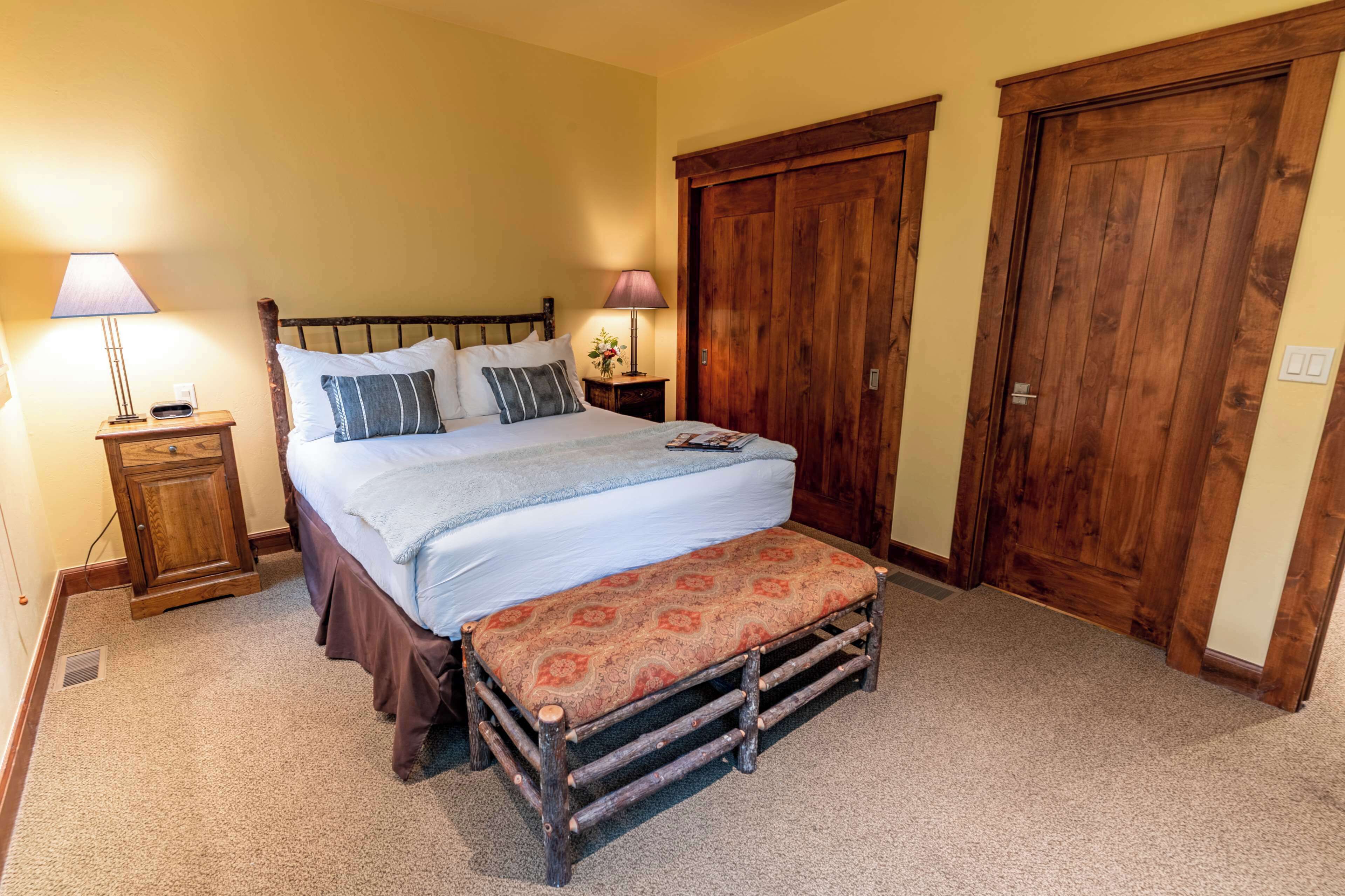 Roupas de cama premium, cofres nos quartos, escrivaninha