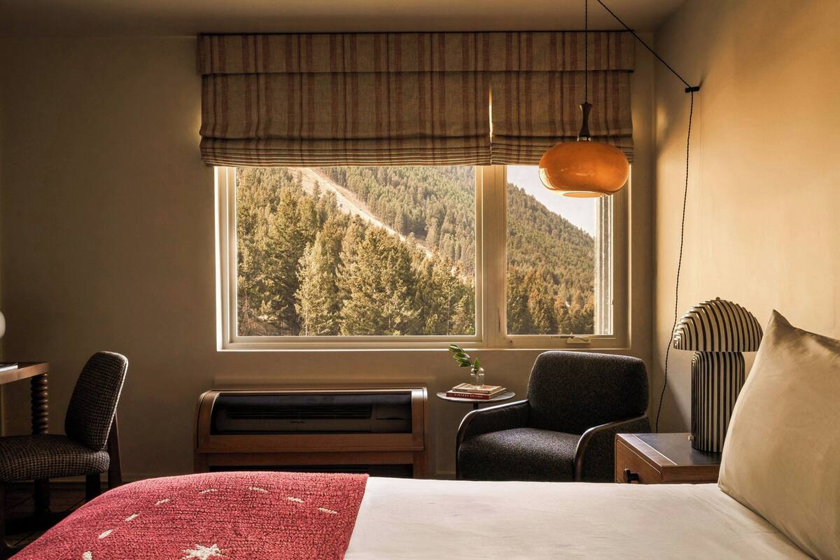 Room, 1 King Bed | Premium bedding, in-room safe, desk, laptop workspace