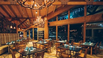 FrĂŒhstĂŒck, Mittagessen, amerikanische KĂŒche, Blick auf den Pool