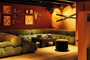 2 bars/lounges