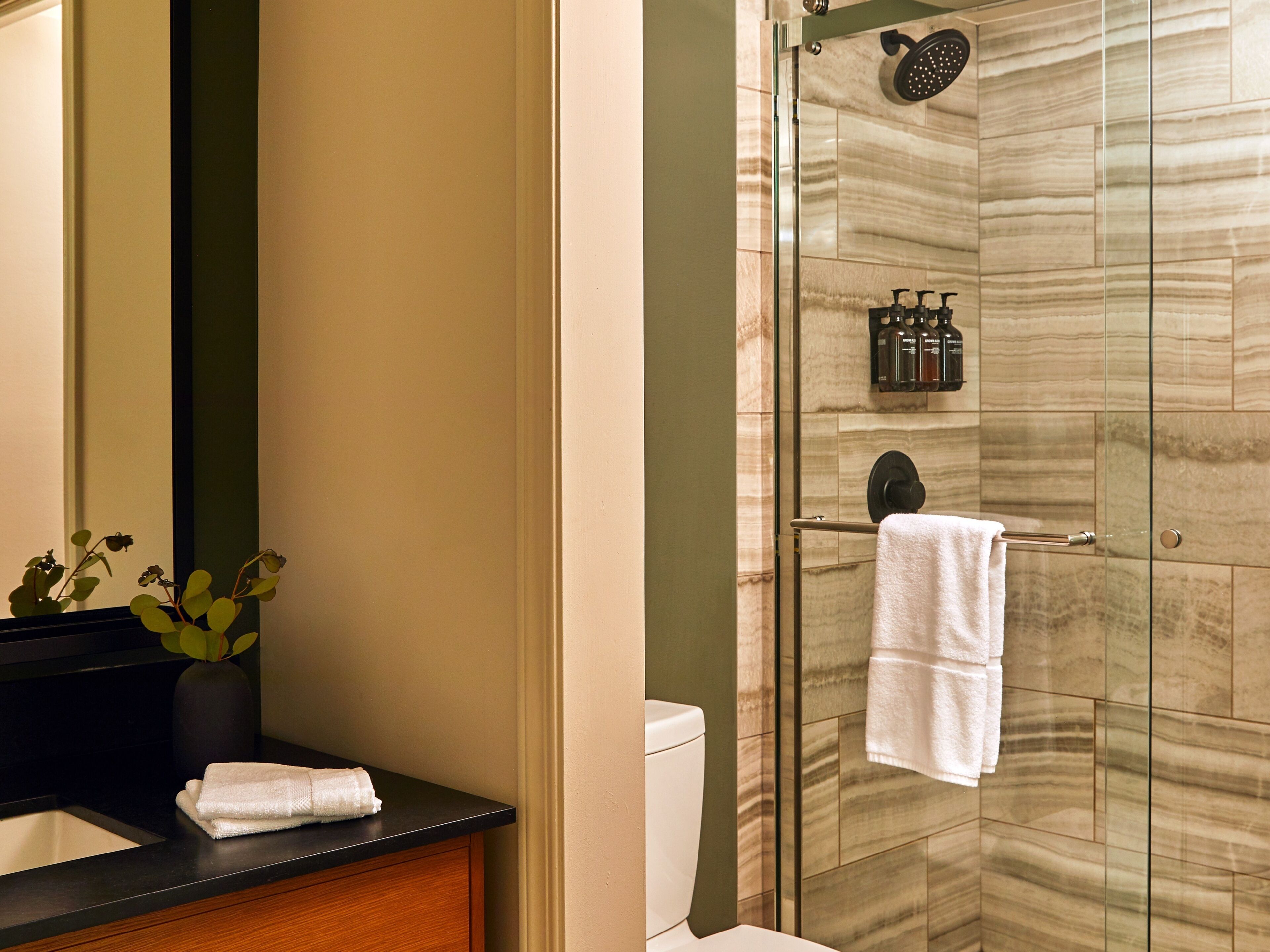 Suite, 1 très grand lit | Salle de bain | Articles de toilette gratuits, sèche-cheveux, peignoirs