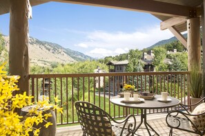 Luxury One Bedroom Condo | วิวจากห้องพัก