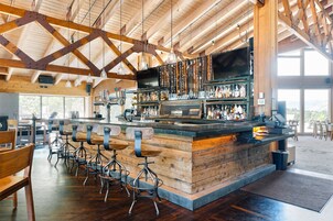 Se sirven desayunos y cocina americana (con vistas a la piscina) 