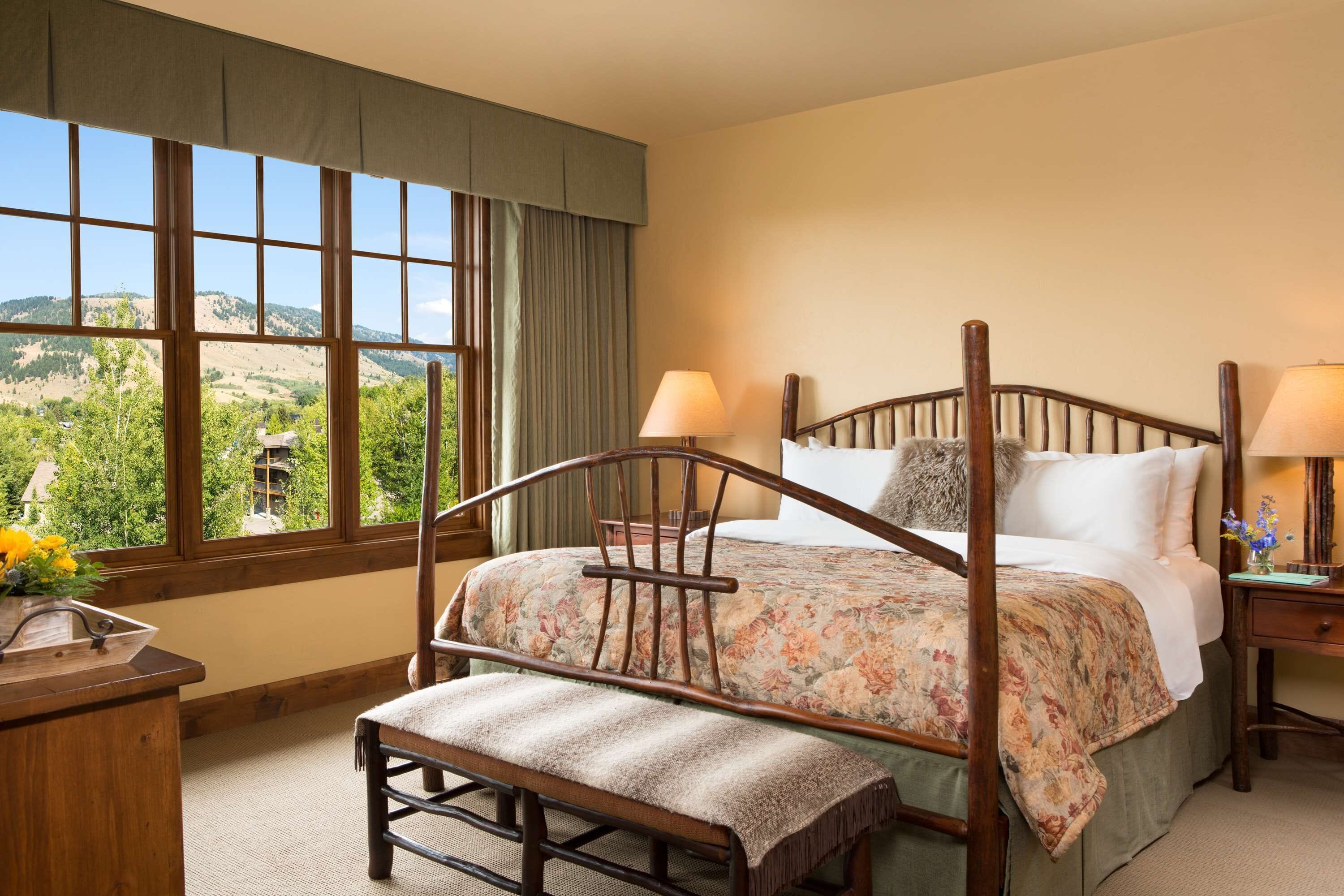 Roupas de cama premium, cofres nos quartos, escrivaninha