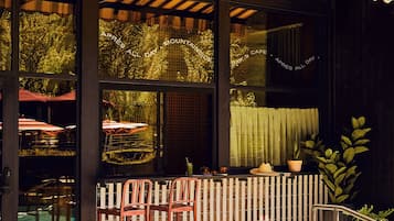 Bar en bord de piscine