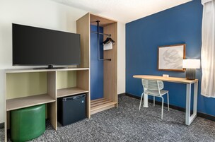 Escritorio, espacio para trabajar con laptop y cortinas blackout 