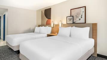 Habitació, 2 llits de matrimoni, accessible (Hearing) | Escriptori, espai de treball apte per a portàtils i cortines opaques