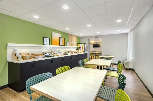 Free daily continental breakfast - Spark by Hilton Roanoke Airport (Roanoke)