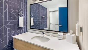 Combined shower/bathtub, free toiletries, towels