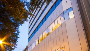 A modern hotel building with a sign reading "Unik Hotel" at the entrance. - Unipark by Oro Verde Hotels (Guayaquil)