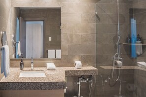 Signature Twin Room | Bathroom | Shower, free toiletries, towels - Unipark by Oro Verde Hotels (Guayaquil)