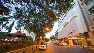 Vista frontal de la propiedad