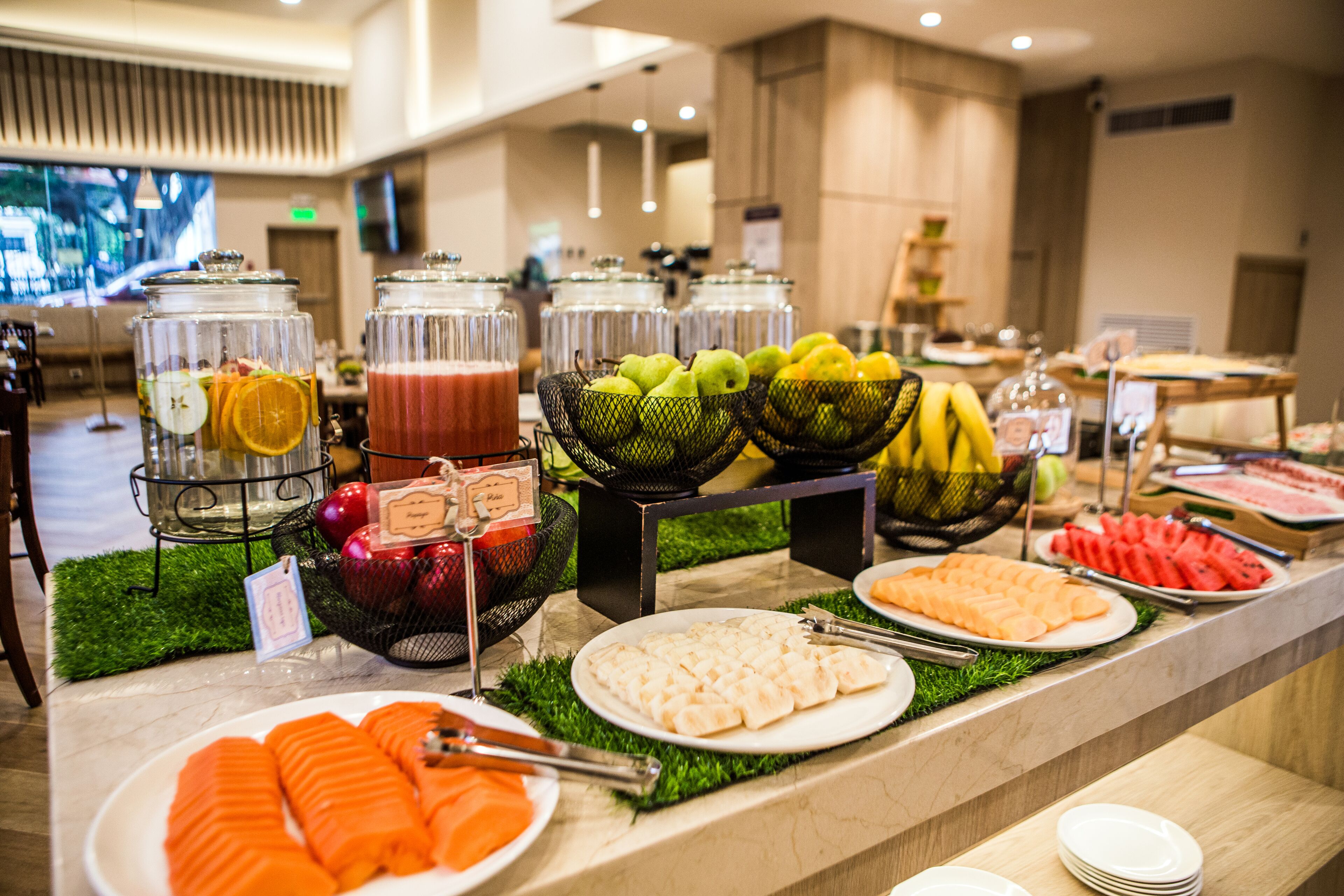 breakfast, lunch and dinner served