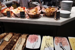 A buffet with various food items including pastries, bread, and meats. - Unipark by Oro Verde Hotels (Guayaquil)