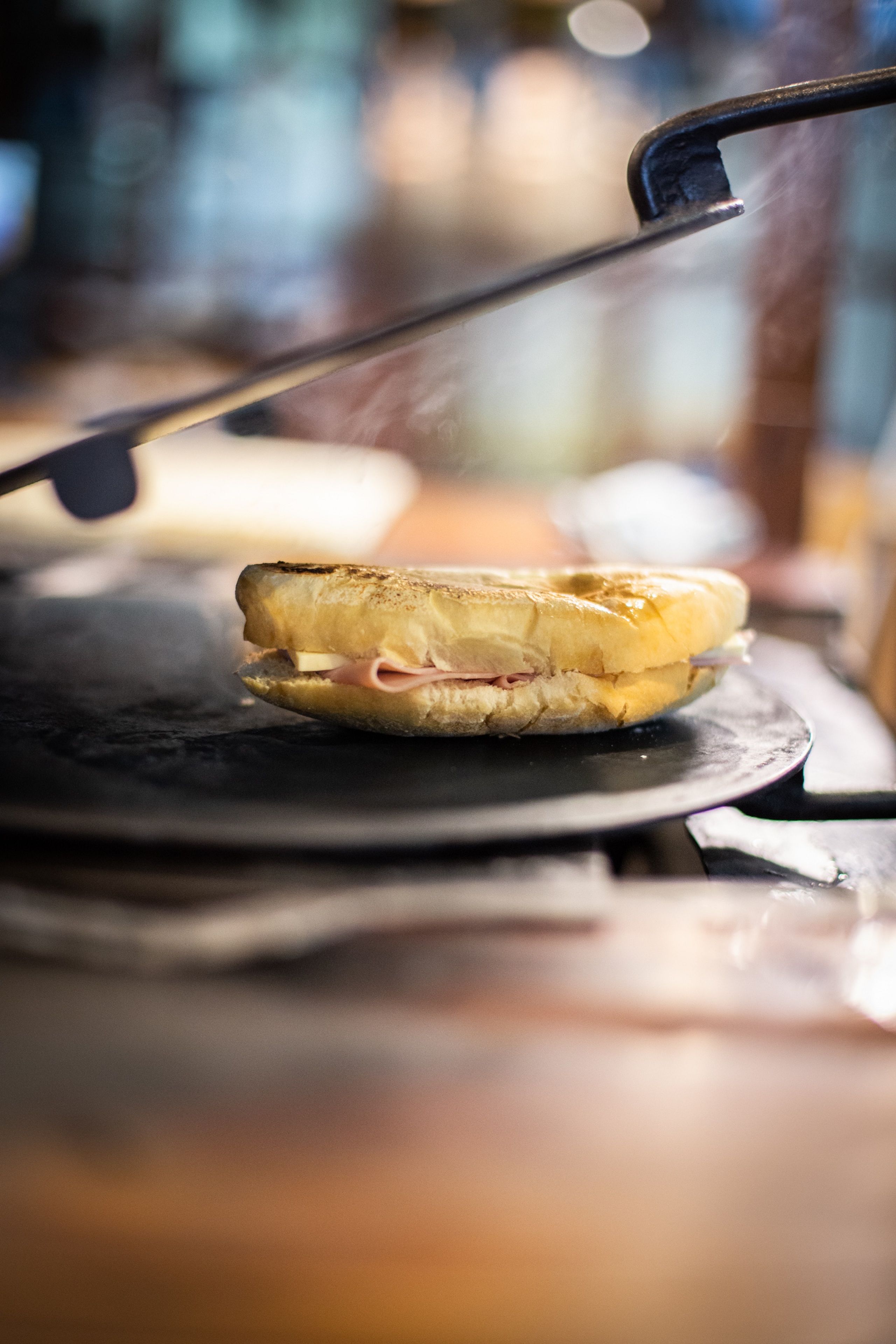Un panino sulla griglia.