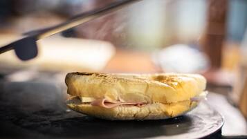 Un panino sulla griglia.