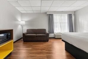 Rom, 1 kingsize-seng, ikke-røyk (First floor) | Skrivebord, lydisolert, strykejern/-brett og barnesenger (inkludert)