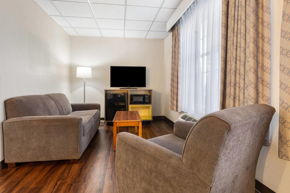 Studiosuite, 1 King-Bett, Nichtraucher (First Floor) | Schreibtisch, schallisolierte Zimmer, Bügeleisen/Bügelbrett