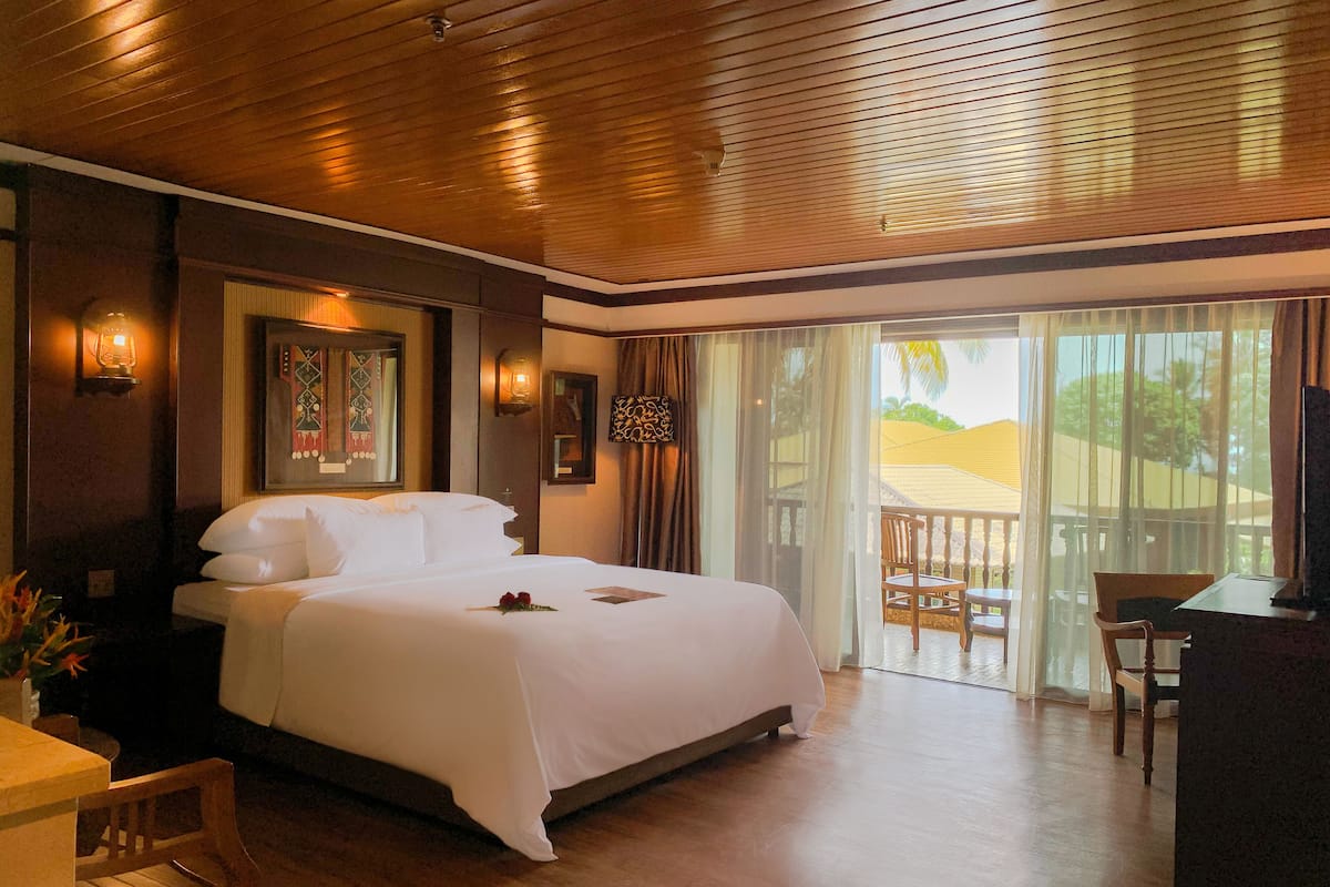 Habitación estándar, 1 cama King size, balcón | Área de sala de estar | Televisión LCD de 40 pulgadas con canales digitales y televisión