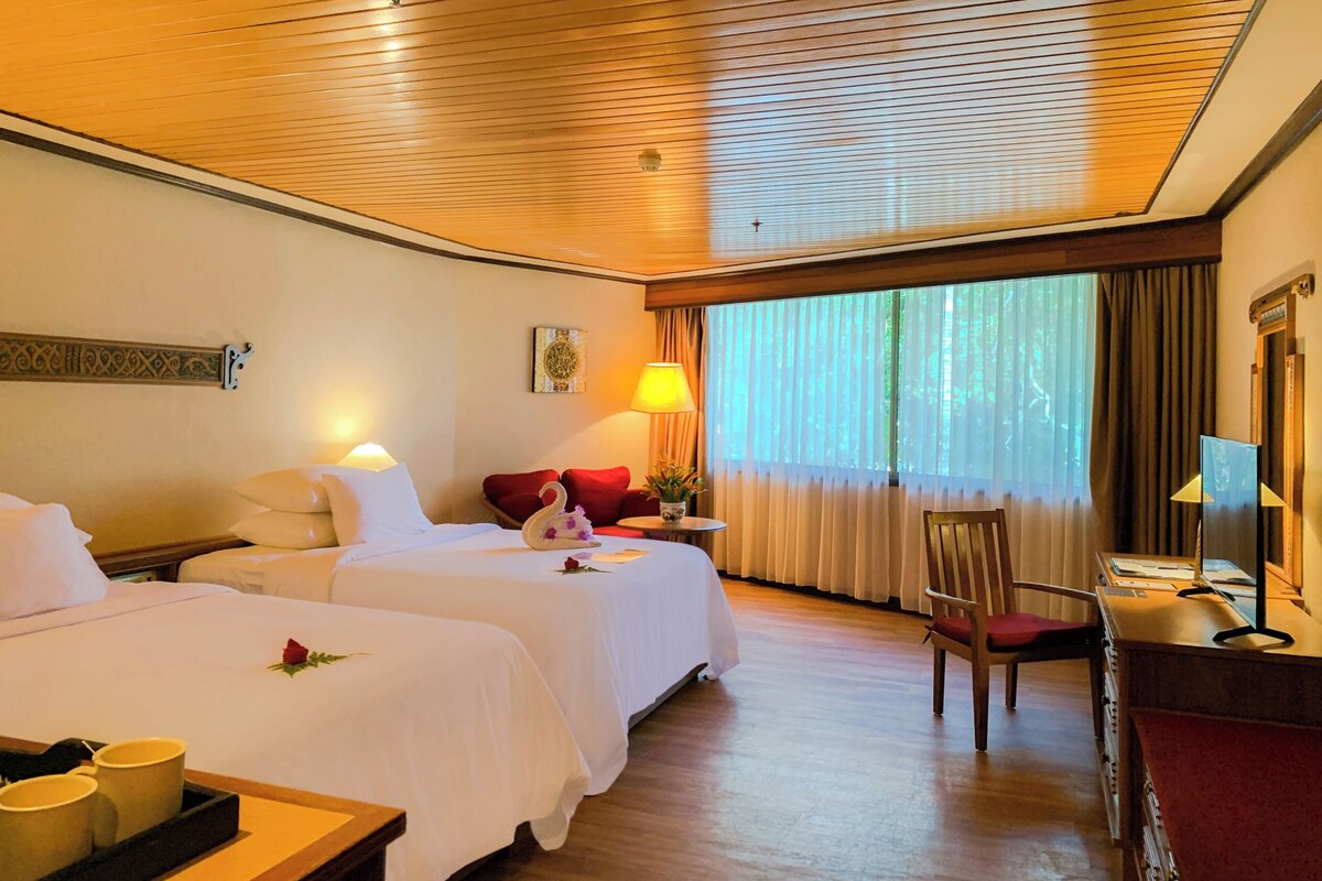 Premium bedding, minibar, in-room safe, desk