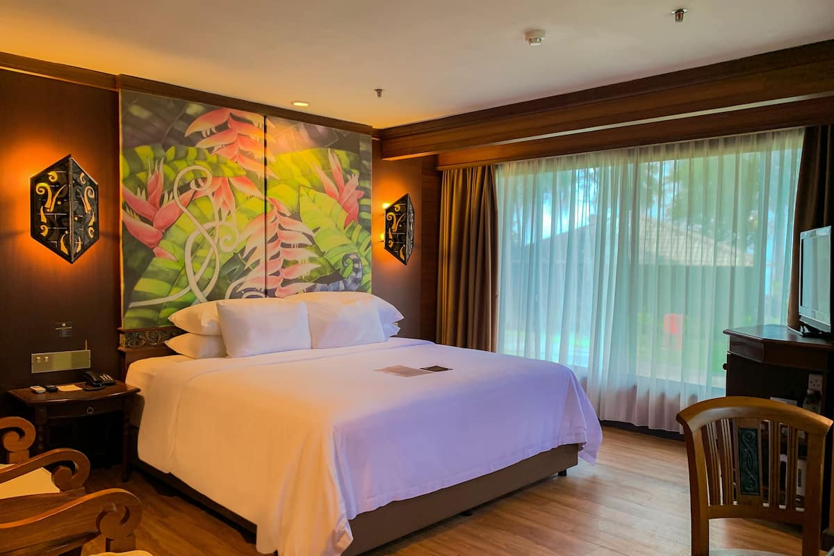 Chalet estándar, 1 cama King size | Área de sala de estar | Televisión LCD de 40 pulgadas con canales digitales y televisión