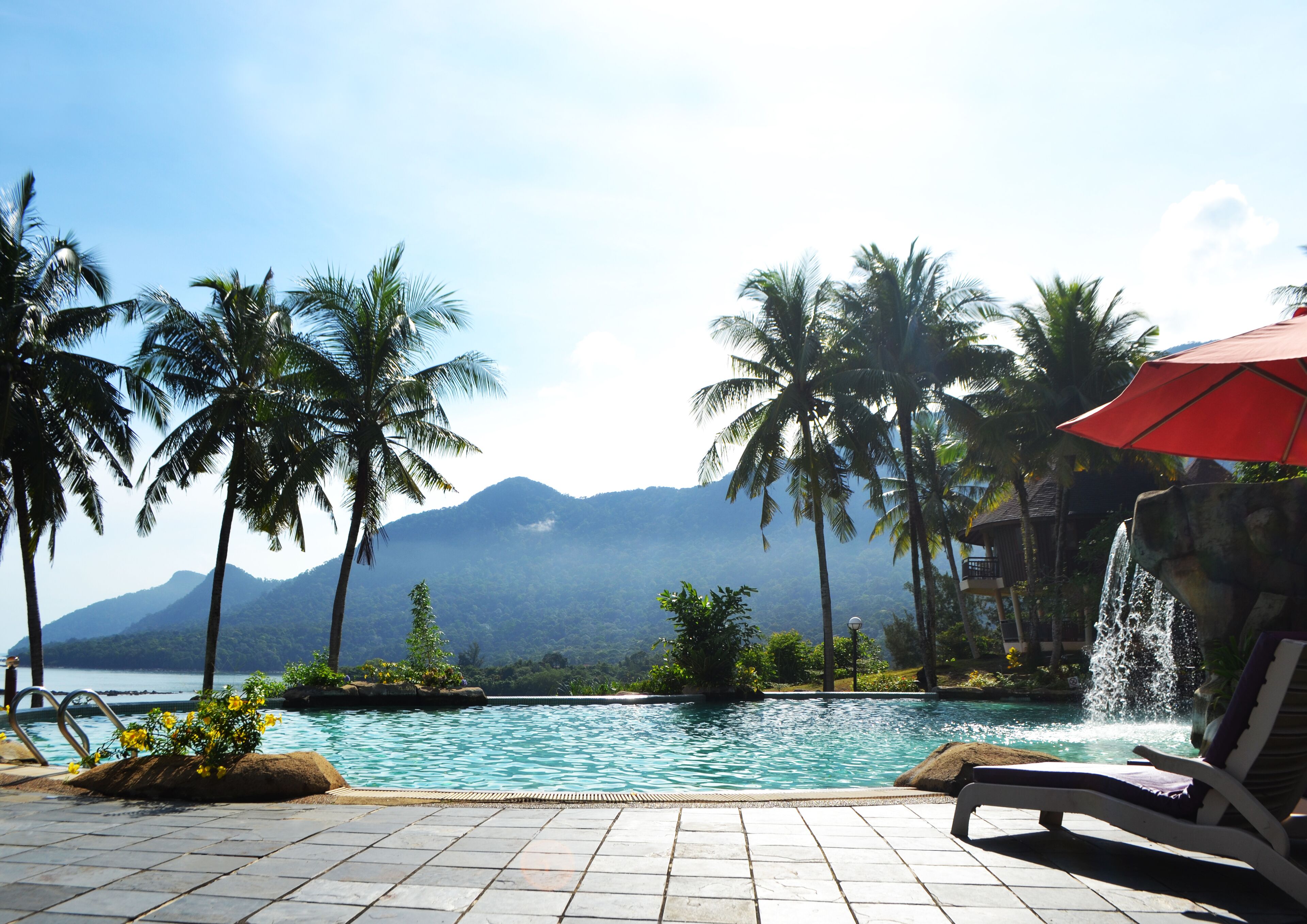 2 outdoor pools, pool loungers