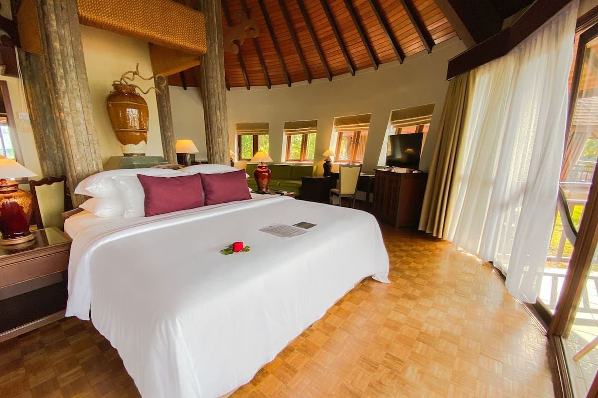 Premium bedding, minibar, in-room safe, desk