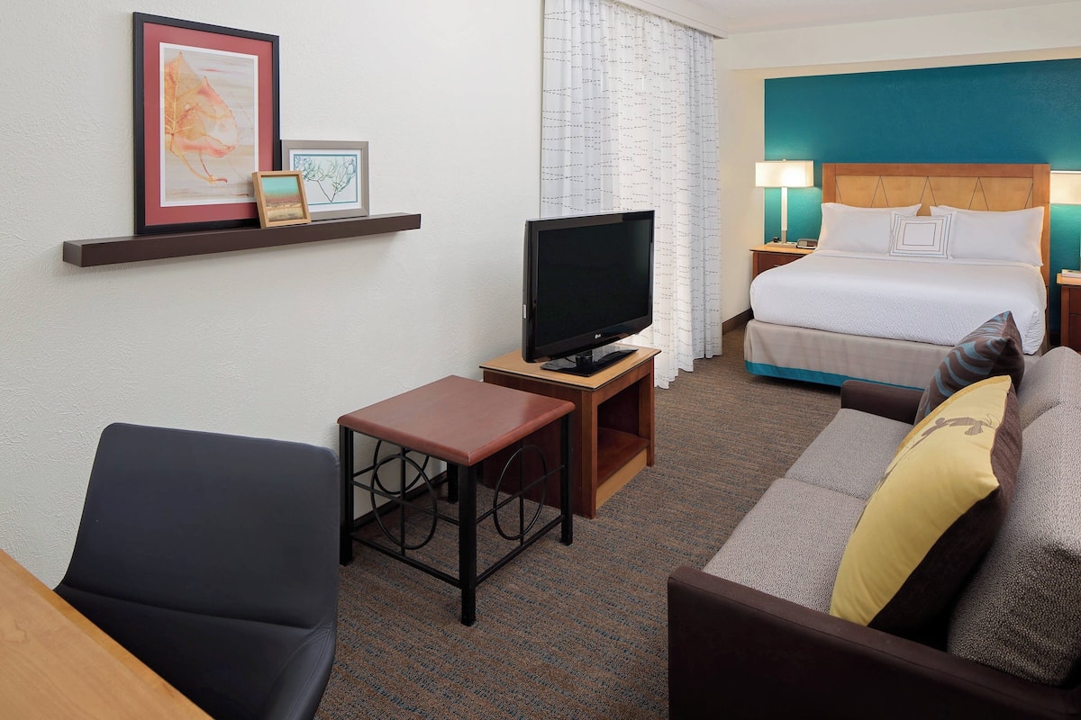Premium bedding, pillow-top beds, in-room safe, individually decorated