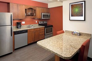 Full-size fridge, microwave, stovetop, dishwasher
