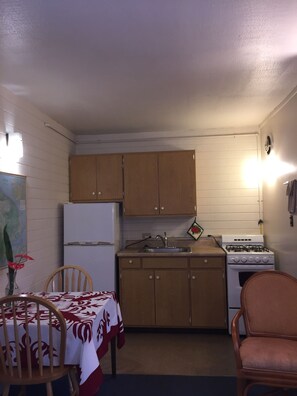 Studio Supérieur, 1 grand lit, cuisine | Cuisine privée | Réfrigérateur, micro-ondes, plaque de cuisson, cafetière/bouilloire