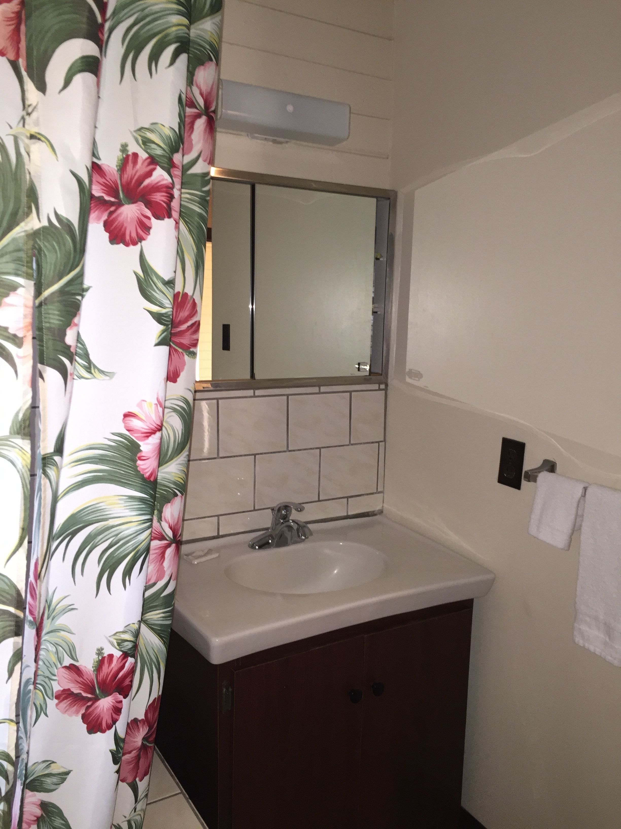 superior studio, 1 queen bed, kitchen | bathroom | combined shower/bathtub, free toiletries, hair dryer, towels