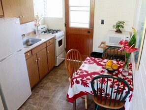 Studio cơ bản, 1 giường cỡ queen, bếp | Bếp riêng | Tủ lạnh, lò vi sóng, bếp nấu, dụng cụ pha cà phê/trà