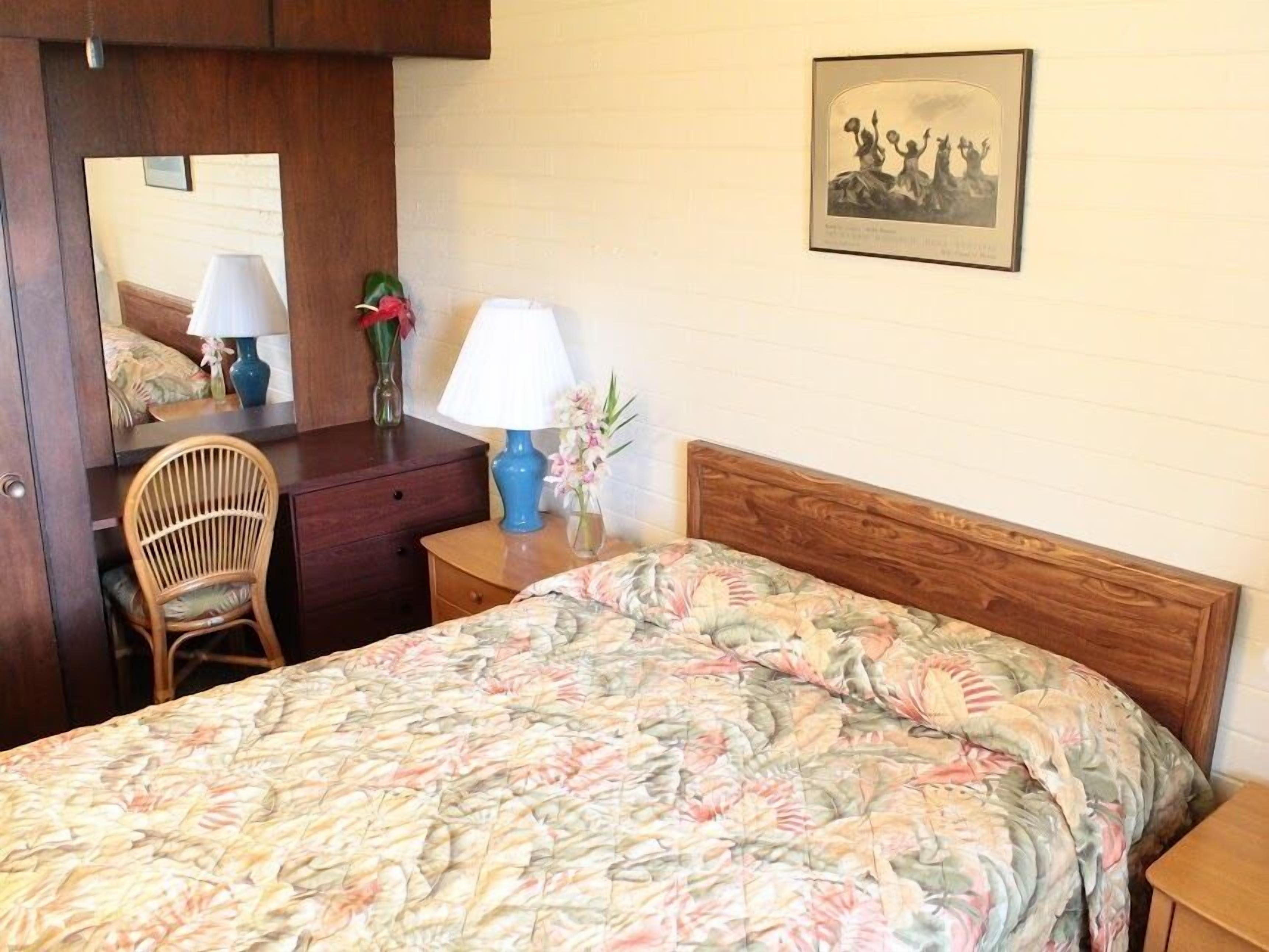 basic studio, 1 queen bed, kitchen | 1 bedroom, desk, iron/ironing board, cots/infant beds