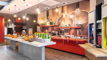Desayuno buffet diario (EUR 14 por persona)