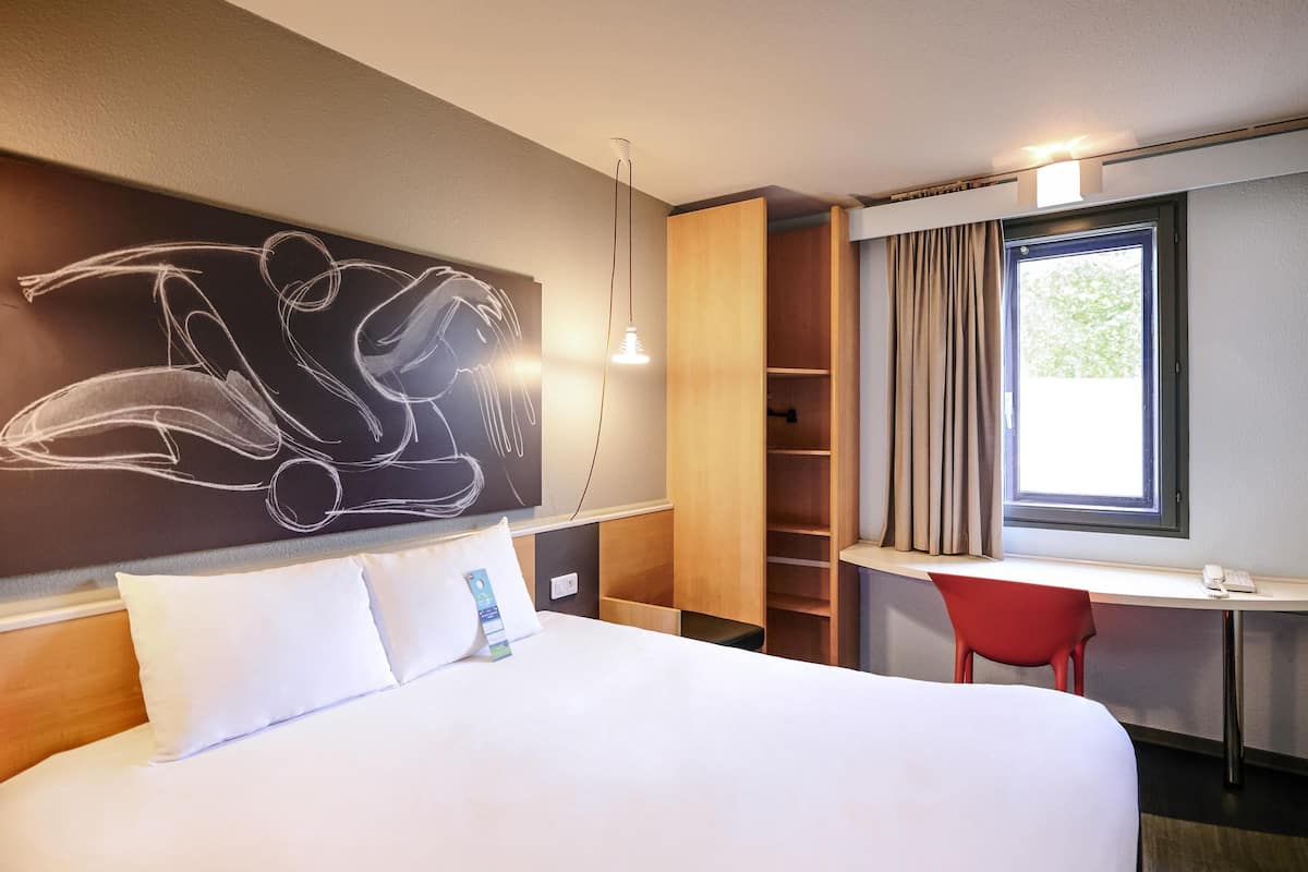 Standard Room, 1 Double Bed | 1 bedroom, premium bedding, desk, laptop workspace