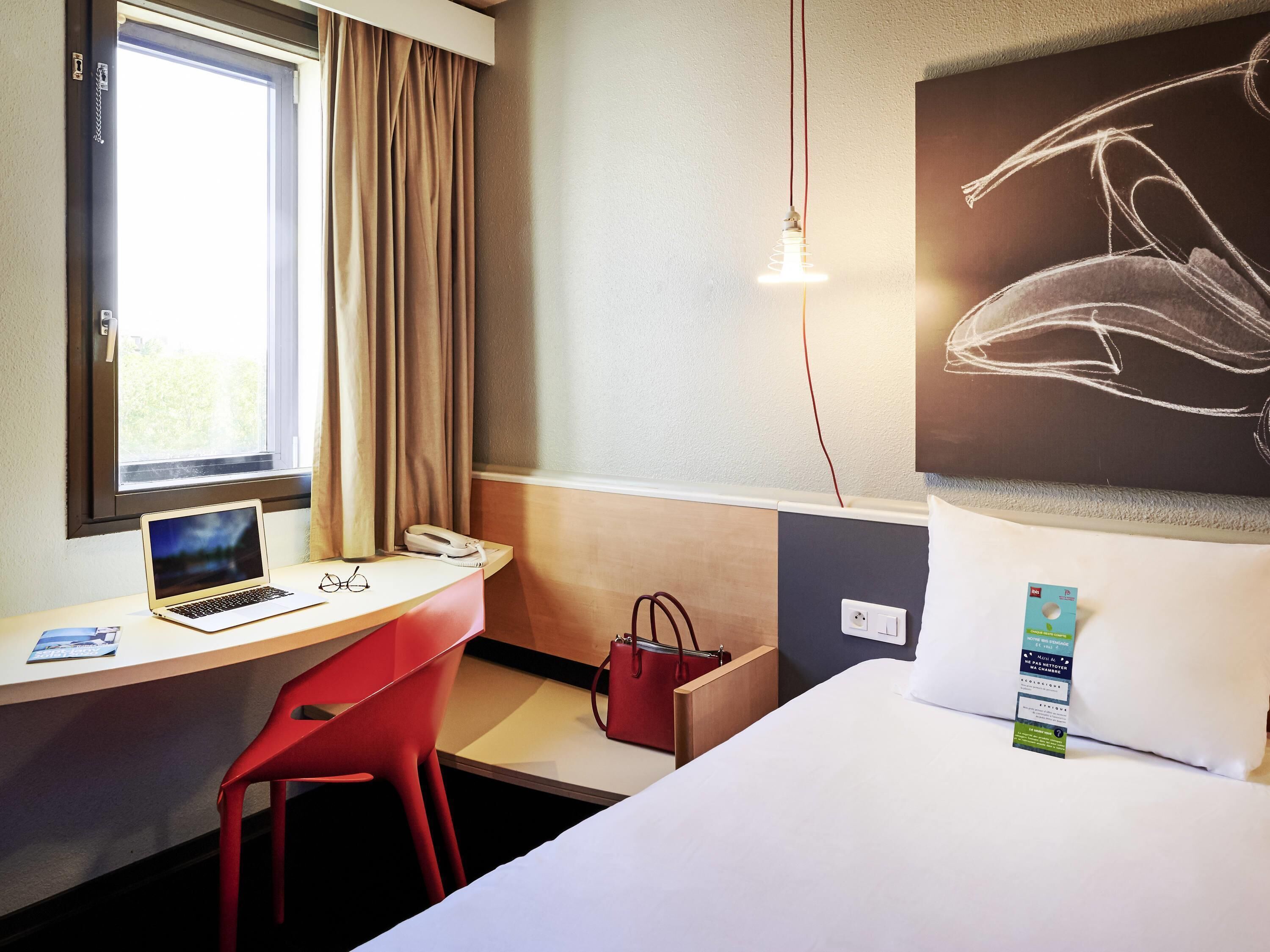 1 bedroom, premium bedding, desk, laptop workspace