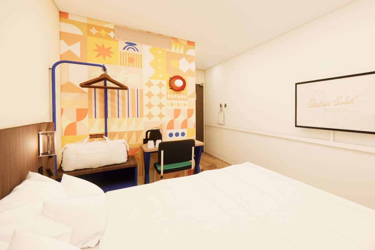1 bedroom, premium bedding, desk, laptop workspace