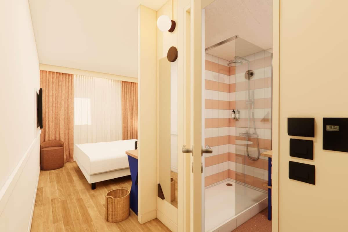 1 bedroom, premium bedding, desk, laptop workspace