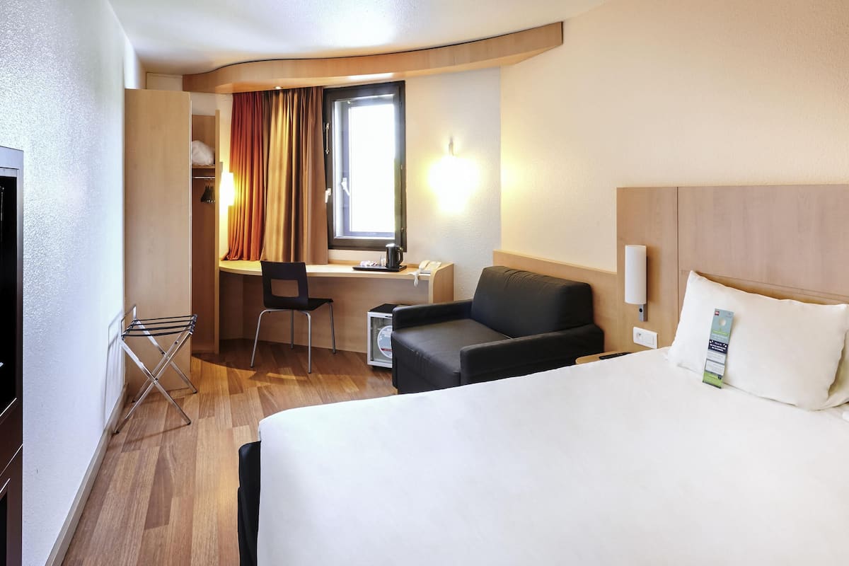 Superior Room, 1 Double Bed with Sofa bed | 1 bedroom, premium bedding, desk, laptop workspace