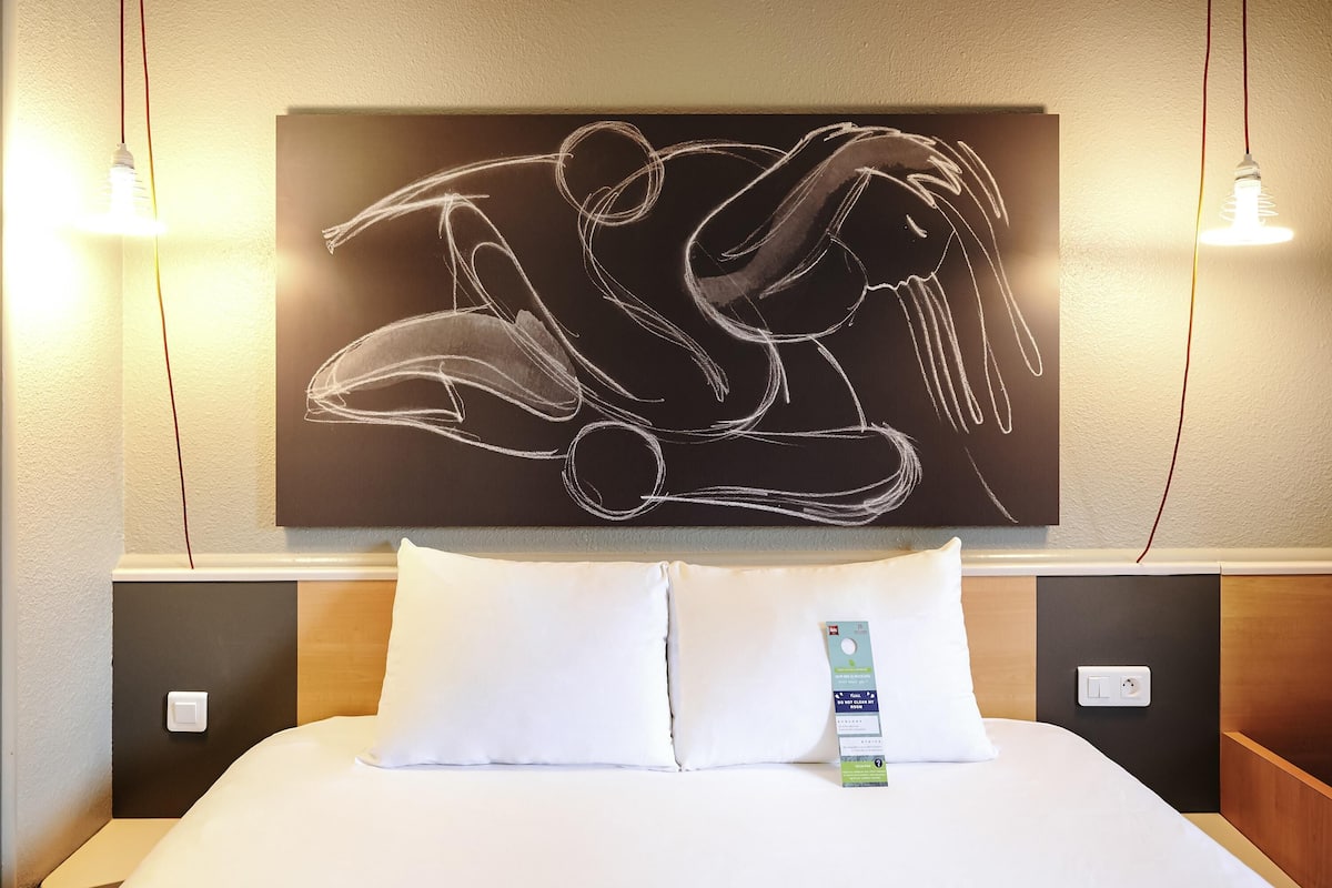 1 bedroom, premium bedding, desk, laptop workspace