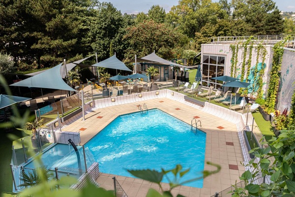 Hồ bơi ngoài trời phục vụ theo mùa