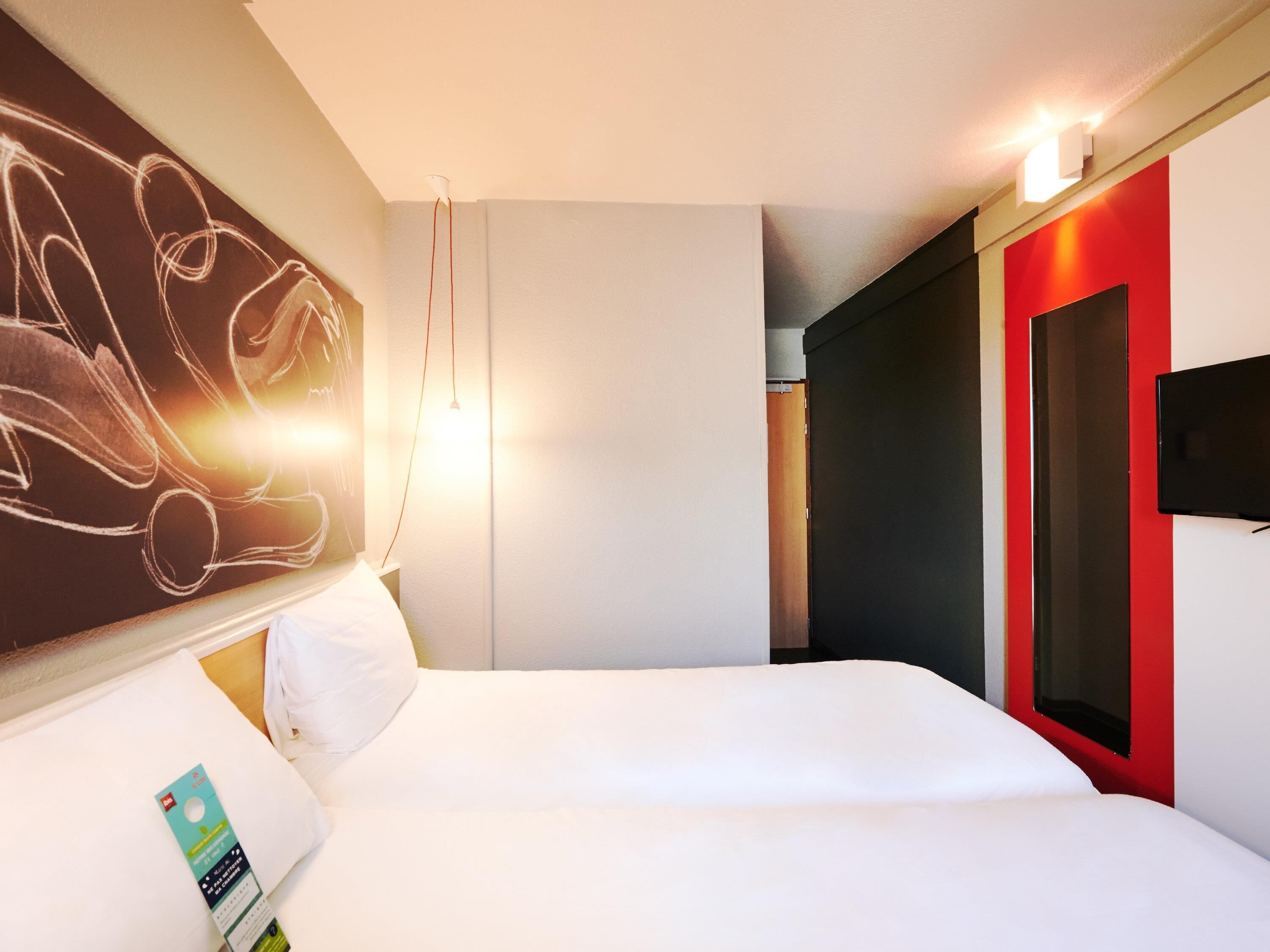 Standard Twin Room, 2 Twin Beds | 1 bedroom, premium bedding, desk, laptop workspace