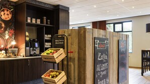 Un café con detalles de madera, una máquina de café y carteles en pizarra.